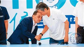 侯友宜（左）力邀金溥聰（右）入陣操盤，盼借重金的政治能量穩定軍心，為選情止血。