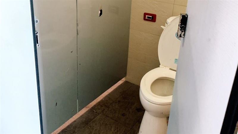 男廁出現「鳥」洞！阿北如廁驚那根伸過來