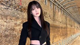 IU分享參加藝術展的美照，大秀小蠻腰。（圖／翻攝IG）