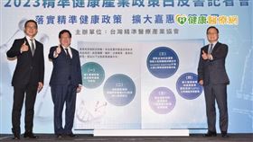 為推動精準醫療發展趨勢，台灣精準醫療產業協會提出5大政策建議方向。行政院副院長鄭文燦（左2）表示，醫學與科技在台灣具有領先地位，未來目標導入最新醫療科技、完善台灣精準醫療生態系。