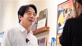 賴清德參觀奎府聚書店  與漫畫工作者交流副總統賴清德10日前往奎府聚書店，鼓勵學生們使用文化幣購買台灣漫畫。（總統府提供）中央社記者葉素萍傳真  112年7月10日