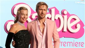 雷恩葛斯林（右）和瑪格羅比出席《芭比》洛杉磯首映會。（圖／美聯社／達志影像）