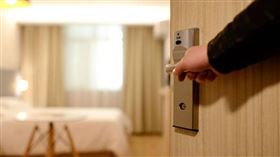 女友發牌發到變包養妹。（示意圖／PIXABAY）