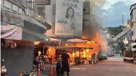 ▲台中霧峰市場裡的知名老店阿滿麵線，今日清晨竄大火，攤位全被燒毀。（圖／翻攝畫面）