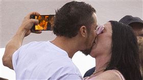 奧蘭多布魯（左）和未婚妻凱蒂佩芮在音樂節喇舌。（圖／美聯社／達志影像）