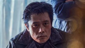 李秉憲在《水泥烏托邦：末日浩劫》飾演正義大叔。（圖／車庫娛樂提供）