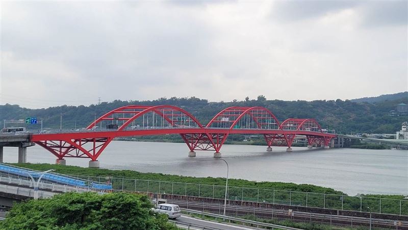 家庭主夫喝爛醉！宿醉關渡橋撞車判刑4月