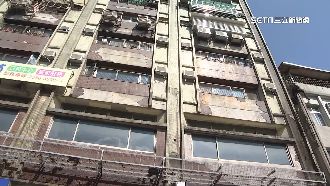 寧夏夜市40年老屋天降磁磚！9歲女童遭砸