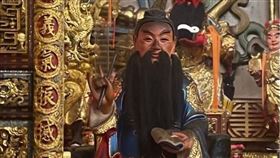 ▲華陀仙師手持書筆。（圖／翻攝自台北天后宮官方粉絲團）