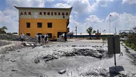 屏東萬丹泥火山噴發屏東萬丹泥火山噴發，從11日清晨4時許持續至上午8時，2處噴發口集中在皇源聖殿周圍，噴出的泥漿高達3公尺。中央社記者李卉婷攝  112年7月11日