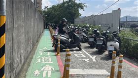 輔大「魔鬼巷」將封閉位於新莊輔大校園旁、被學生們稱為「魔鬼巷」的新北大道六段79巷57弄，許多師生會行經或在此停放機車，將於14日上午8時封閉。（新北市地政局提供）中央社記者王鴻國傳真  112年7月11日