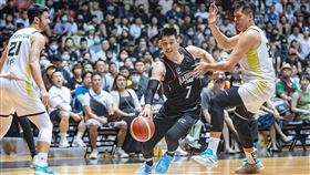 林書豪：不能保證明年還會再打球台灣職籃聯盟P. LEAGUE+高雄17直播鋼鐵人隊14日例行賽最終戰吞敗，確定無緣季後賽。因傷退場的鋼鐵人球星林書豪（右2）賽後受訪談及下季動向時表示，無法保證明年還會再打球。（P. LEAGUE+提供）中央社記者黃巧雯傳真  112年5月14日