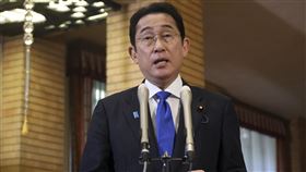 日本首相岸田文雄今天啟程出席北大西洋公約組織（NATO）峰會。（圖／美聯社／達志影像）