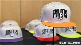 PLG聯盟2023年選秀會，平常由執行長遞帽給新人的橋段將改由各球團代表進行。（圖／記者蔡厚瑄攝影）