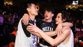 政大3連霸林彥廷賽後淚崩政治大學26日完成UBA大專籃球聯賽男子組3連霸，後衛林彥廷（中）賽後淚崩，他也向昔日隊友丁冠皓（左）、高錦瑋（右）喊話，勉勵彼此無論遇到什麼困難，都不要放棄籃球。中央社記者張新偉攝  112年3月26日