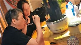 4月19日22：05，張晉源（左）與B小姐（右）離開摩鐵後，到板橋三民路小巷的名店竺日居居酒屋大啖美食。