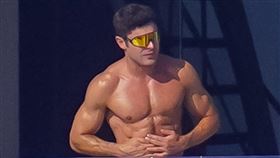 柴克艾弗隆到海邊度假秀健身成果。（圖／美聯社／達志影像）