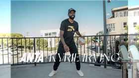 ▲獨行俠厄文（Kyrie Irving）和中國球鞋品牌安踏簽下5年合約。（圖／翻攝自Shams Charania 推特）