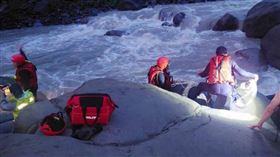 嘉義縣阿里山區昨天下午下起雷雨，由於溪水暴漲導致3名溯溪男子受困，警消出動救援，冒險渡河將3人驚險救出。（圖／翻攝畫面）