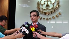 中檢辦大甲鎮瀾宮線上光明燈案台中大甲鎮瀾宮與中華電信合作推出的線上光明燈服務傳出弊案，檢方8日指揮調查局搜索偵辦，9日由台中地檢署襄閱主任檢察官林彥良（中）進行說明。中央社記者蘇木春攝　108年10月9日