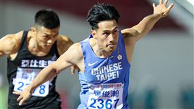 台灣國際田徑賽　楊俊瀚100公尺摘金（2）「台灣最速男」楊俊瀚（前）27日代表亞運培訓隊出征2023台灣國際田徑公開賽，在男子100公尺決賽飆出10秒18摘金。中央社記者鄭清元攝　112年5月27日