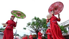 ▲高雄鳳軒民俗技藝團表演十二婆姐的現場。（圖／寶島神很大）