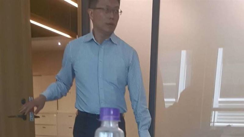 駿熠電遭下櫃！前董座前夫鬧場撕毀簽到表