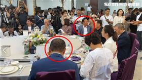 侯友宜、郭台銘同台同桌。