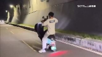 獨／屁孩惡搞共享機車　丟下溜滑梯畫面曝