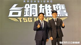 ▲2023年中華職棒季中選秀，台鋼雄鷹總教練洪一中和首輪選進的新秀王柏傑合影。（圖／記者劉彥池攝影）