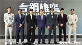 ▲2023年中華職棒季中選秀，台鋼雄鷹總教練洪一中和所有選進的新秀合影。（圖／記者劉彥池攝影）