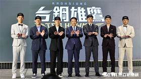 ▲2023年中華職棒季中選秀，台鋼雄鷹總教練洪一中和所有選進的新秀合影。（圖／記者劉彥池攝影）