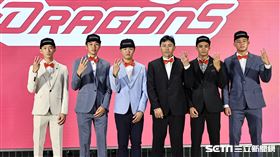 ▲2023年中華職棒季中選秀，味全龍總教練葉君璋和所有選進的新秀合影。（圖／記者劉彥池攝影）