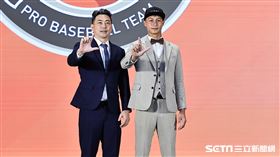 ▲2023年中華職棒季中選秀，統一獅總教練林岳平和首輪選進的新秀林佳緯合影。（圖／記者劉彥池攝影）