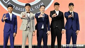 ▲2023年中華職棒季中選秀，統一獅總教練林岳平和所有選進的新秀合影。（圖／記者劉彥池攝影）
