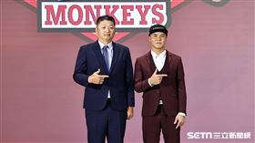 ▲2023年中華職棒季中選秀，樂天桃猿總教練曾豪駒和首輪選進的新秀邱鑫合影。（圖／記者劉彥池攝影）