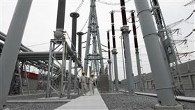 四川再傳限電限產  成都世大運面臨考驗中國水力發電大省四川今年再傳缺水，陸媒10日報導，鋼鐵、水泥、食品等產業遭限電限產，7月28日將在成都舉行的世界大學運動會面臨考驗。圖為6月14日，重慶永川500千伏輸變電工程投運，宣稱有效緩解當地供電壓力。（中新社提供）中央社  112年7月12日