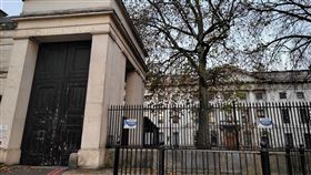 中國購入英國皇家鑄幣廠舊址 欲打造超級使館區中國政府2018年購入英國皇家鑄幣廠舊址所在街區，面積約2.2萬平方公尺，擬打造規模在歐洲數一數二的使館區。所在的倫敦區議會12月1日無異議否決建案，理由包括考量居民與遊客安全。中央社記者陳韻聿倫敦攝  111年12月4日