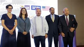 南海仲裁7週年 多國駐菲律賓大使挺裁決結果菲中南海爭議裁決出爐屆滿7週年，英國駐菲大使波菲斯（左）、澳洲駐菲大使劉海京（左2）、歐盟駐菲大使貝隆（中）、印度駐菲大使庫瑪朗（右2）等人12日出席同一場論壇，表達支持2016南海裁決結果。中央社記者陳妍君馬尼拉攝  112年7月12日