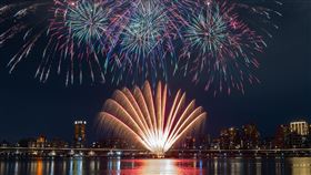 大稻埕夏日節第2場煙火秀（3）台北市大稻埕夏日節12日晚間迎來第2場煙火秀，在碼頭上觀賞的民眾現場一起倒數，享受絢麗的夏日夜晚。中央社記者趙世勳攝  112年7月12日