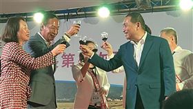 侯友宜向郭台銘敬酒致意國民黨總統參選人侯友宜（前右）、鴻海創辦人郭台銘 （左2）12日晚間在台東出席全國正副議長聯誼會餐敘，兩人互相敬酒致意。中央社記者盧太城台東攝  112年7月12日