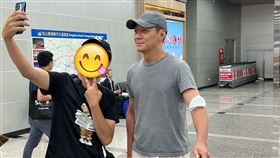 聶雲現身台北松山機場，大批粉絲要求合照。（圖／記者陳穎攝影）