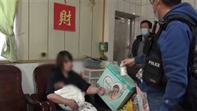 女毒販，藏身苗栗山區，載嬰兒販毒，警破門2月嬰狂哭，鐵漢變奶爸(圖／翻攝畫面)