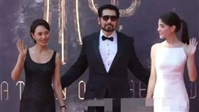 男神遭封殺後復出又惹議　網：你手放哪裡(圖/翻攝微博)