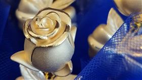 北市某企業董事長宋愛妻9朵純金玫瑰花束，要價25萬元。（圖／業者授權提供）