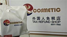 記者最後買了一組6瓶約新台幣5000元的地漿水。（圖／記者李鴻典攝）