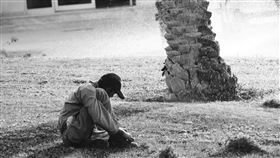 孤單 邊緣人
（圖／攝影者Ressty, Flickr CC License）
https://flic.kr/p/7pvPUG