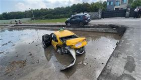 倒楣乘客，85歲老婦，動完腰部手術，出院不到5分鐘，搭計程車被撞進田裡(圖／翻攝畫面)