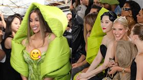 卡蒂B（左圖）看秀遲到一小時，隔壁坐的是范冰冰。（圖／美聯社／達志影像）