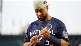 ▲狄亞茲拿著這座明星賽MVP，心裡想著這能為自己帶來多少交易價值？（圖／美聯社／達志影像）